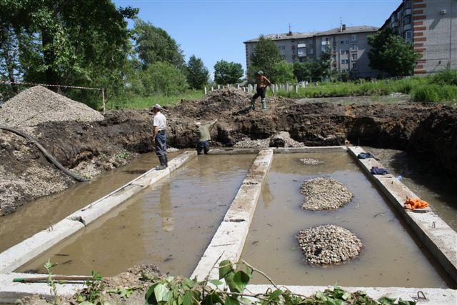 Подземный бассейн для сбора излишков воды строят в Биробиджане