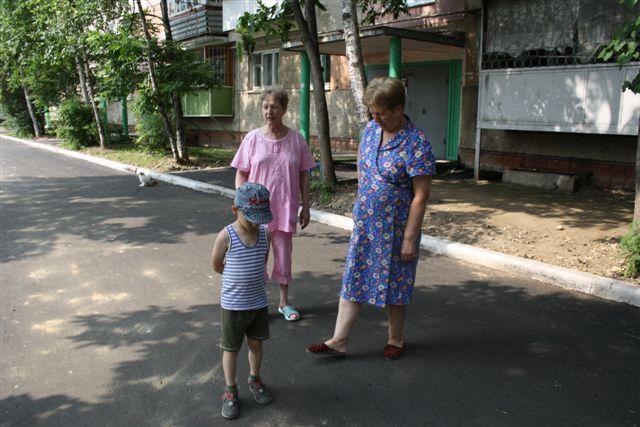 Жильцы недовольны качеством нового асфальта на придомовой территории в Биробиджане  Владимир Иващенко