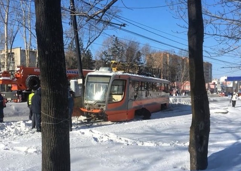 Трамвай на остановке "Индустриальная" в Хабаровске сошел с рельсов big.bro.khv