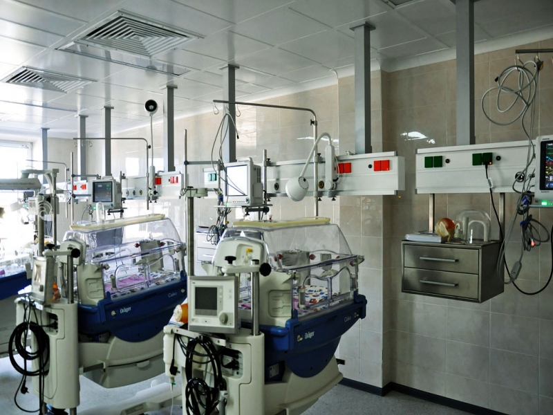 Малыш сейчас подключен к аппарату искусственной вентиляции легких ПримаМедиа