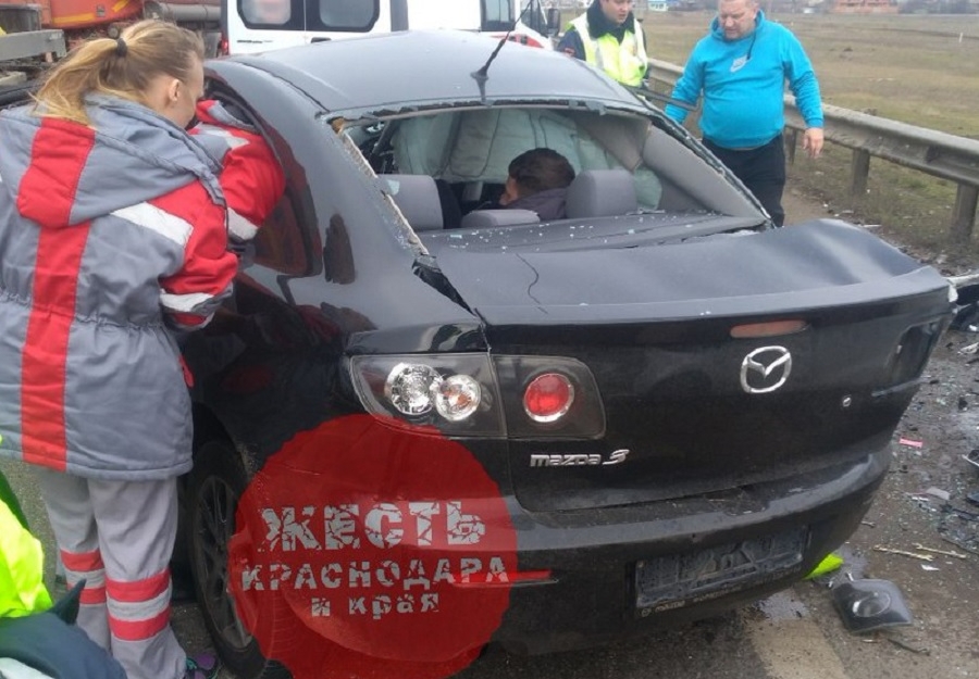 "Гонки" двух автомобилей на оживленной дороге в Краснодаре стали причиной серьезного ДТП