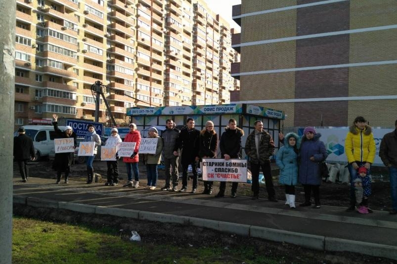 С 9 января 2018 года продолжается акция протеста обманутых дольщиков рядом с проблемным жилым комплексом "Территория счастья"