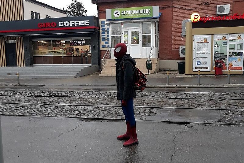 "По вашим "высоткам" особо не полетаешь": Человек-паук проехался в трамвае Краснодара