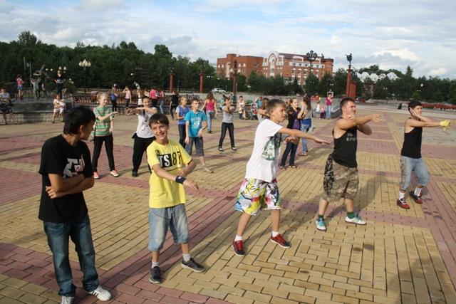 Офицер Вадим Пчельников в Биробиджане показал класс в исполнении Electro Dance 