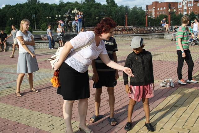 Наталья Шаталова пытается увлечь танцами стеснительных мальчишек