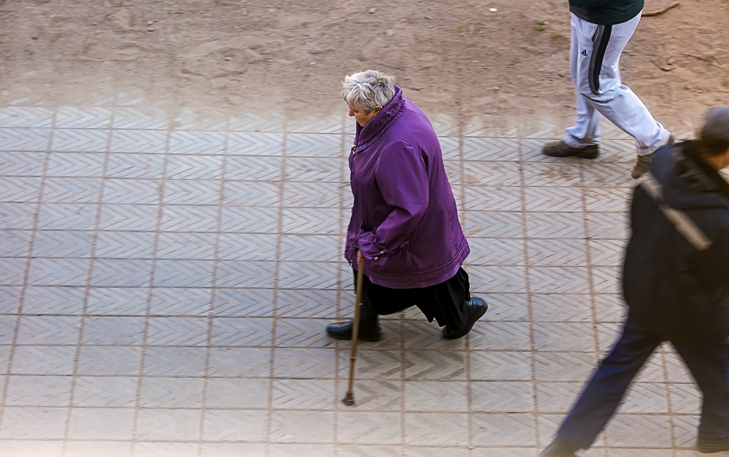 78-летняя бабушка пыталась помочь внуку и перевела мошеннику 400 тысяч рублей в Якутии ПримаМедиа