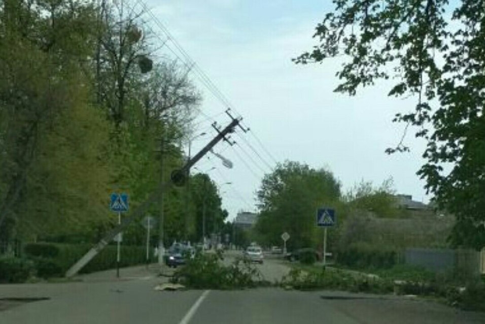 В центре Белореченска рухнула опора линии электропередач