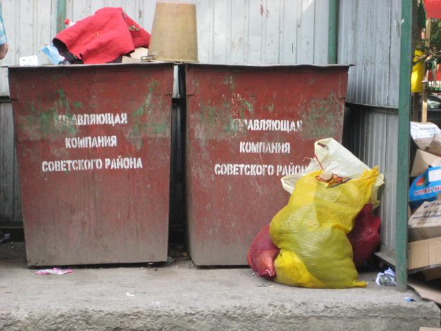 Дворы превращаются в мусорные площадки  предоставлено жителями дома 118 по пр 100 лет Владивостоку