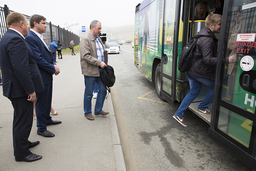 Студенты добираются на учебу в переполненных автобусах предоставлено пресс-службой мэрии Владивостока
