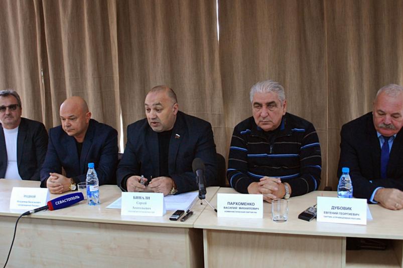 Перед севастопольскими депутатами выступят представители местных непарламентских партий Руслан Микаилов, ИА SevastopolMedia