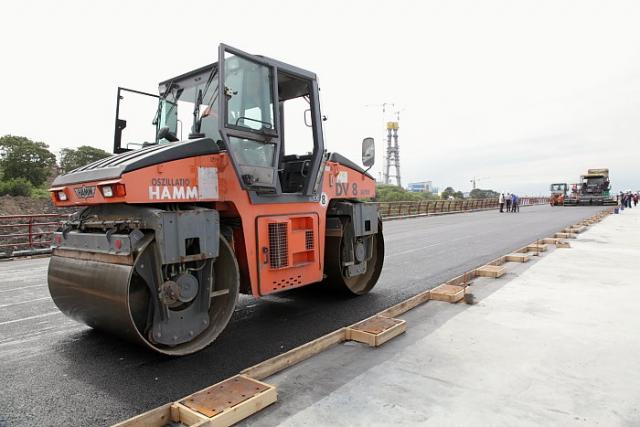 Строители приступили к асфальтированию проезжей части моста на остров Русский УСК МОСТ