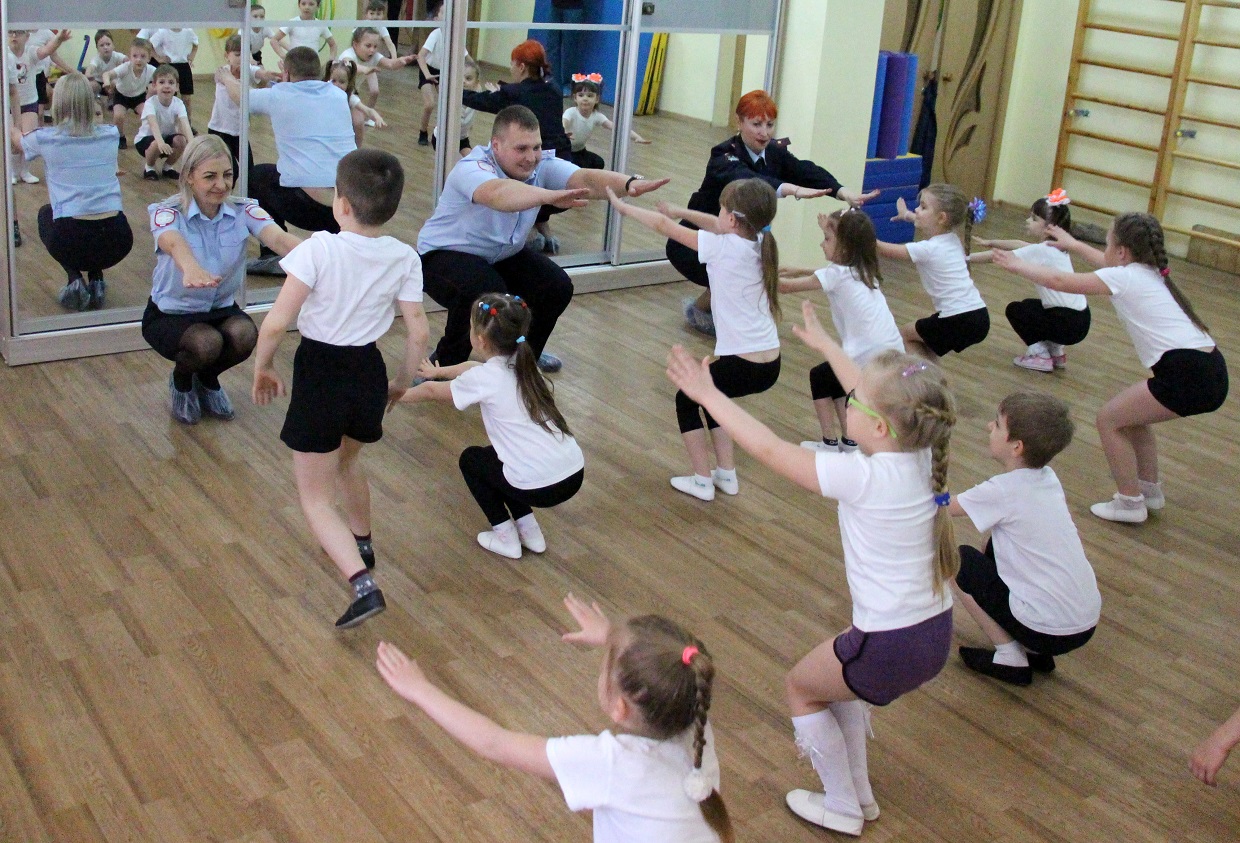 Зарядка в детском саду предоставлено пресс-службой ЛО МВД России на станции Уссурийск