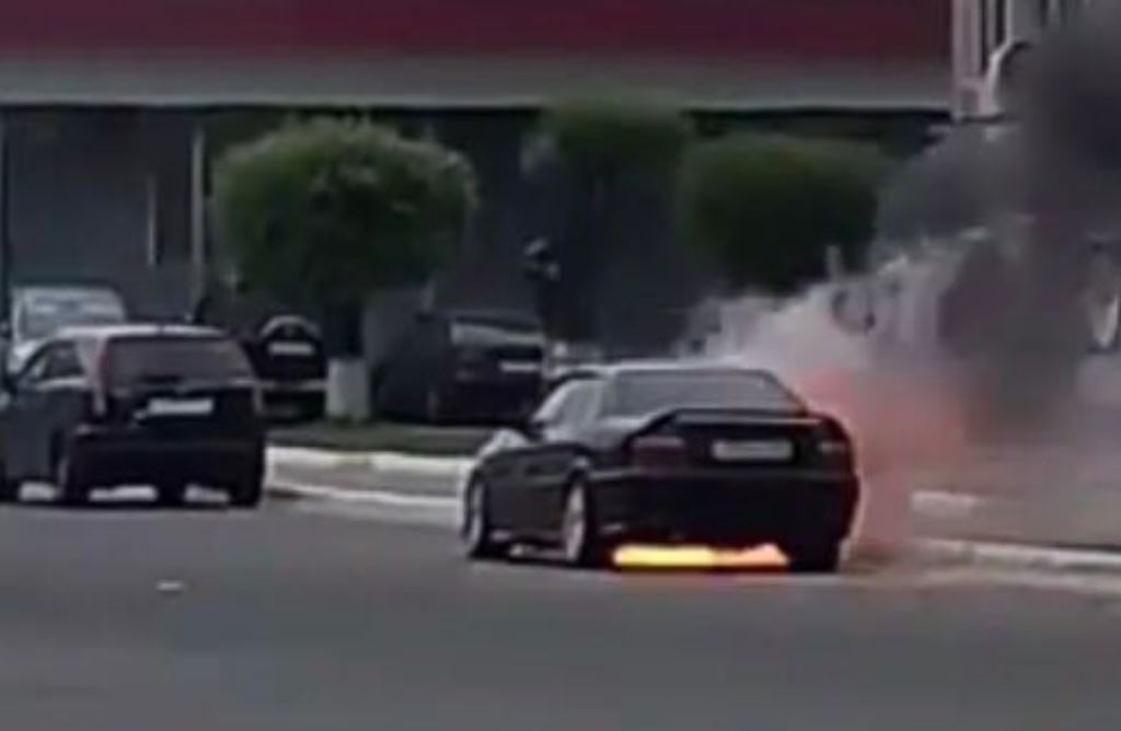 Автомобиль в огне Скриншот видео, присланного очевидцами
