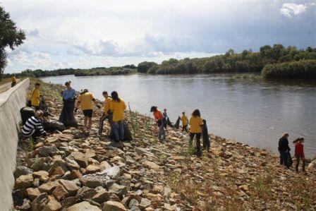 Акцию по очистке берега реки Биры провели волонтеры в Биробиджане