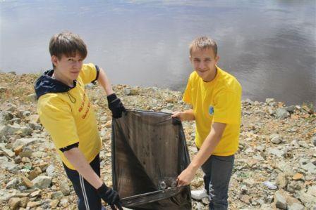 Акцию по очистке берега реки Биры провели волонтеры в Биробиджане