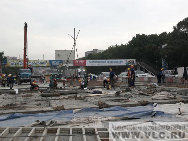 Игорь Пушкарев осмотрел, как идет реконструкция моста через Вторую речку vlc.ru