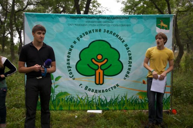 Молодежь Владивостока навела порядок в Нагорном парке города Евгений Трущенко