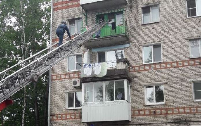 Малыша сняли с балкона спасатели Биробиджана Дарья Ващенко
