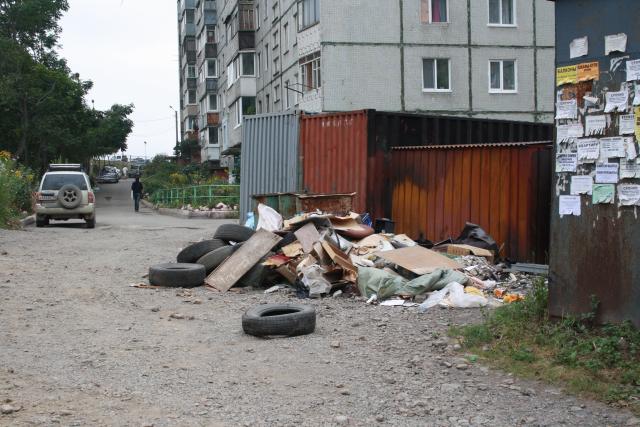 Проблема с вывозом крупногабаритного мусора во Владивостоке до сих пор не решена Фото предоставлено жильцами дома № 131 по пр. Красного знамени