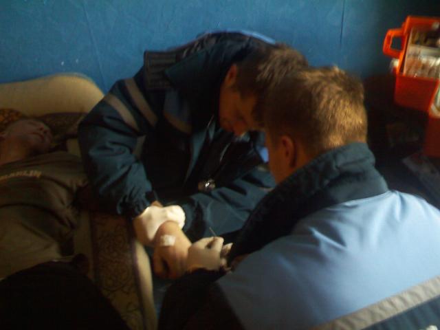 Сотрудники бригады интенсивной терапии приводят в чувство пациента