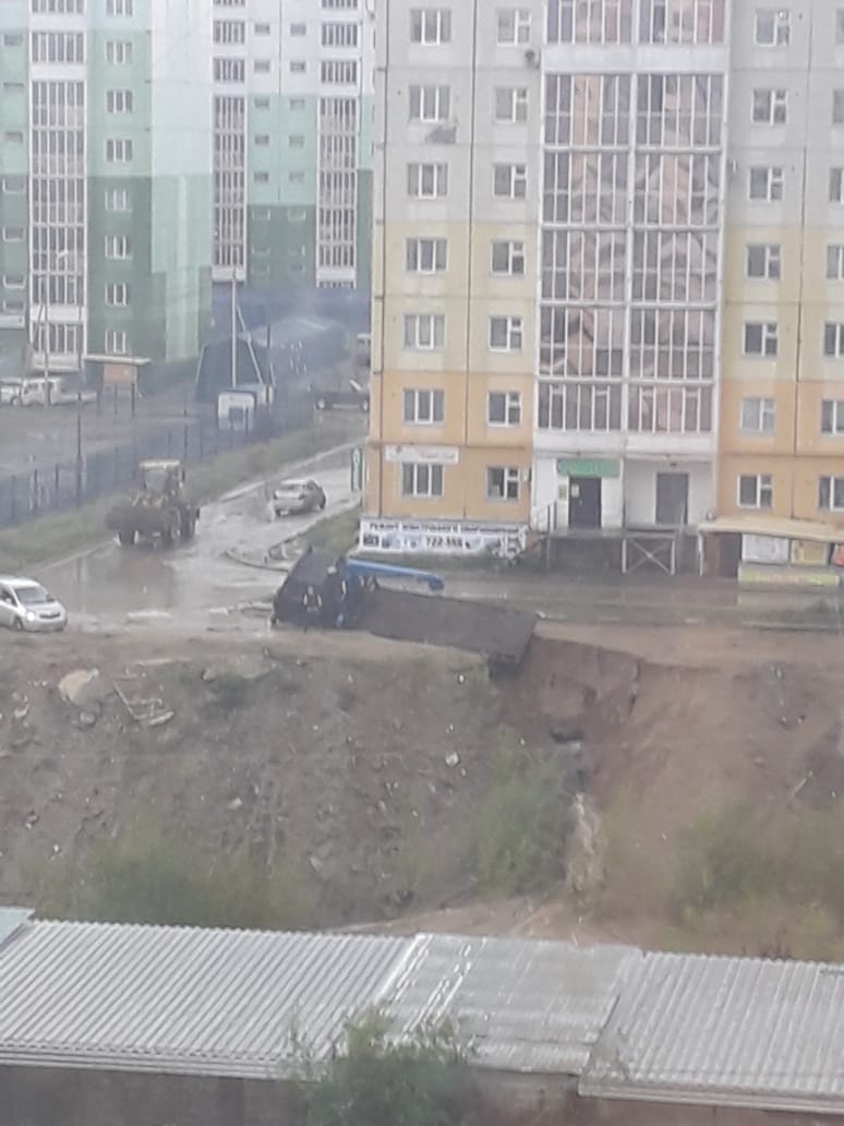 В Якутске ливень размыл дорогу в 203 микрорайоне