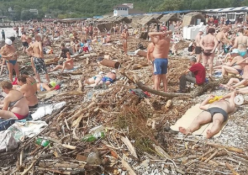 Провальный "бархатный сезон" - во что превратились пляжи курортов Кубани после стихии из инстаграм-аккаунта tipichkrd instagram.com/tipichkrd
