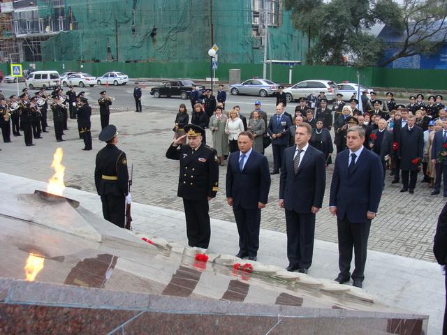 Мэр Владивостока Игорь Пушкарев (второй слева) у Вечного огня во Владивостоке Юрий Евдан