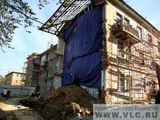 Уцелевшую часть дома на Руднева, 5 во Владивостоке укрепляют Пресс-служба администрации Владивостока