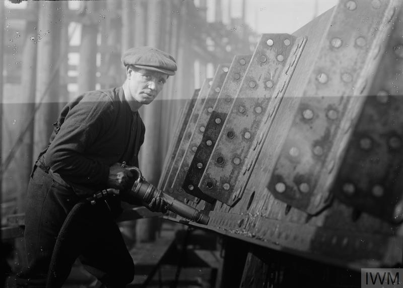 Верфь "Clyde SB. & Engineering Co., Ltd", порт Глазго (Англия). Клёпальщик за работой. 1914-1918 года