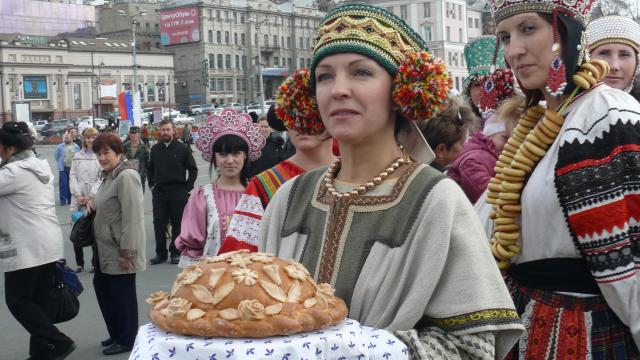 Лариса Белоброва появилась на центральной площади Владивостока в кокошнике и сарафане  Сергей Ланин