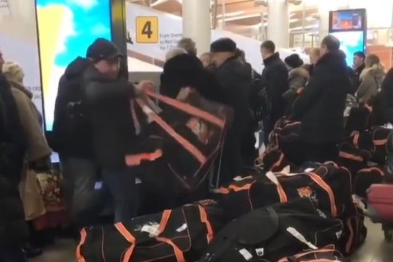 Багаж ХК Амур бесцеремонно кидают в московском аэропорту