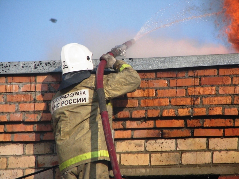 Пожарные Зиминского района ликвидируют пожар в школе посёлка Зулумай Юлия Пушкина, ИА PrimaMedia