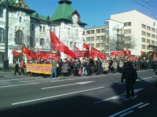 Антипутинский марш превратился в ноябрьскую демонстрацию КПРФ Денис Бутенко