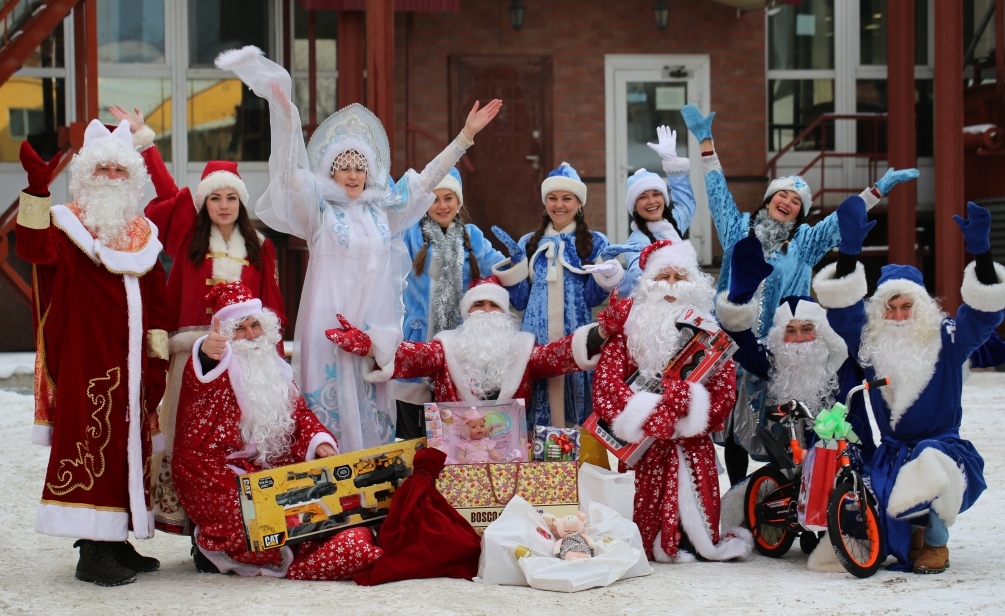 Дед Мороз и подарки детям