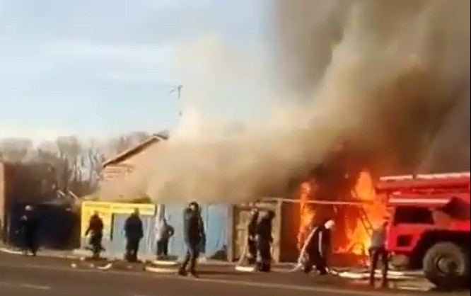 Пожар в частном доме в Уссурийске Скриншот-видео из Instagram-аккаунта &quotdps_artem" (https://www.instagram.com/dps_artem/)