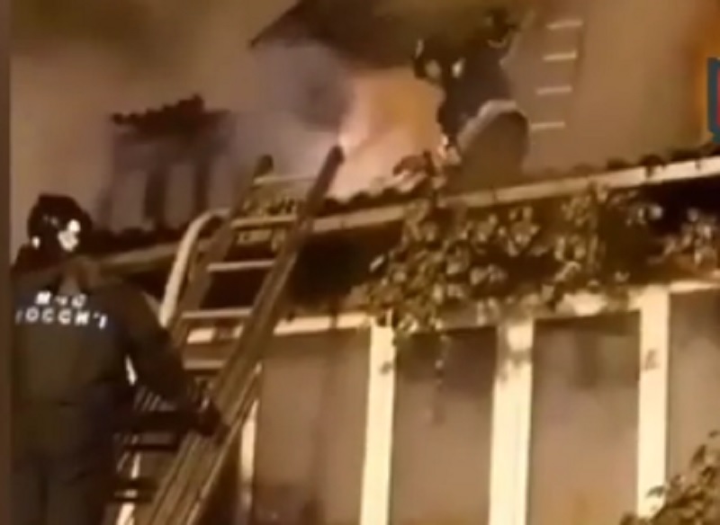 Половина дома сгорела в сильном пожаре в Сочи Скриншот видео из соцсетей