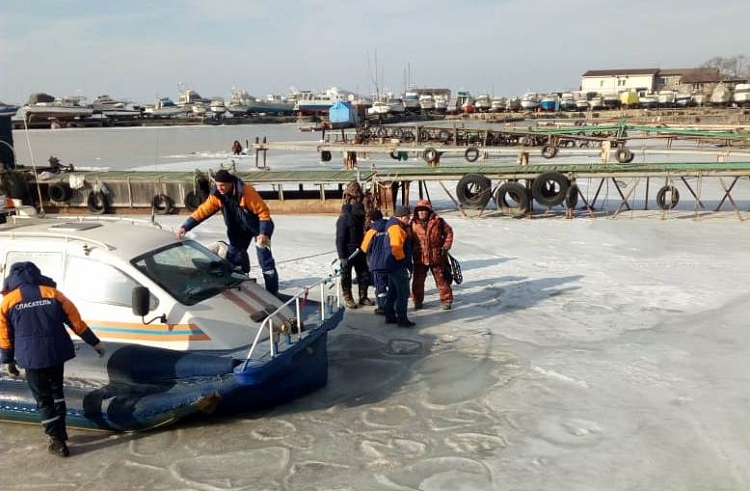 Еще пятерых рыбаков сняли с оторвавшейся льдины приморские спасатели Учреждение по делам ГО и ЧС Приморского края
