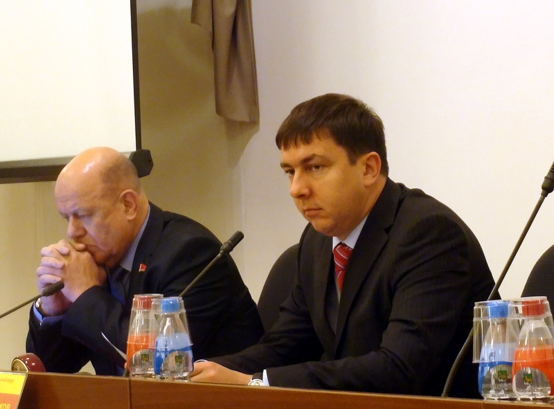 Павел Серебряков (слева) проводит заседание комитета Думы Владивостока  Юрий Евдан
