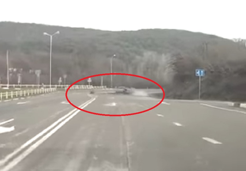 ДТП на Кубани, где девушка вылетела на скорости из автомобиля, попало на видео Скриншот видео из соцсетей