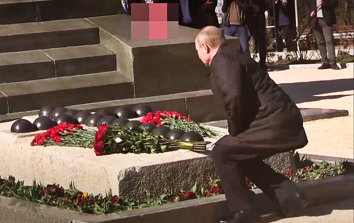 Путин посетил "Малахов Курган" в Севастополе и возложил цветы у памятника Корнилову Скриншот с сайта LifeShot