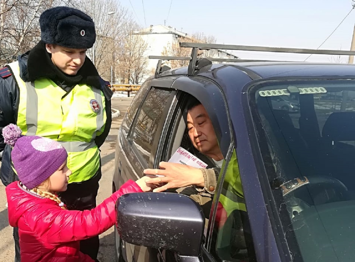 Малыши дарили владельцам транспортных средств памятки и напоминали правила дорожного движения предоставлено Госавтоинспекцией Уссурийска