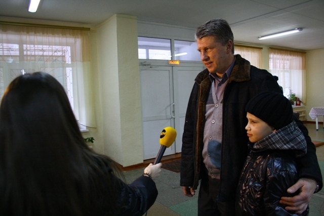 Мэр Биробиджана Андрей Пархоменко проголосовал вместе с семьей