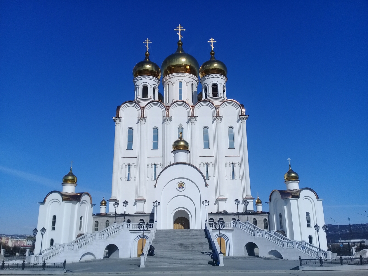 Золотые православные купола столицы Колымского края