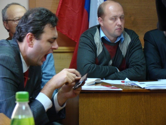 Депутат ЗС ПК Артем Самсонов явно скучает на партийной пресс-конференции Ольга Кишаковская