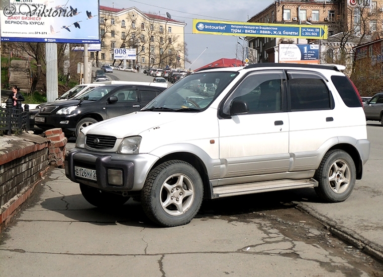 Автохамы Владивостока паркуются где им вздумается. Например, на тротуаре Очевидец