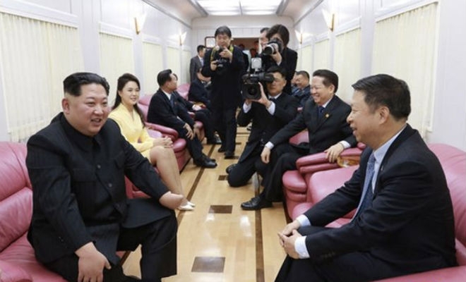 Комната для встреч и переговоров с розовыми диванами вмещает до 15 человек Портал dnpmag http://dnpmag.com/2019/02/25/kak-ustroen-bronepoezd-kim-chen-yna/3-2175/