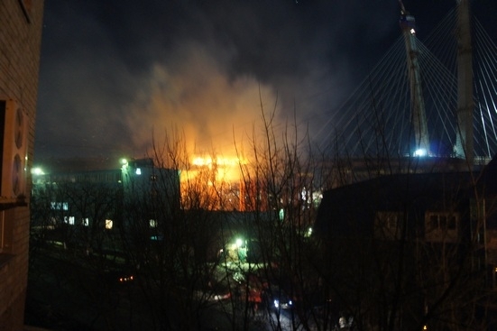 Жильцы пятиэтажки под горящим мостом во Владивостоке начали эвакуироваться  Татьяна Синицына