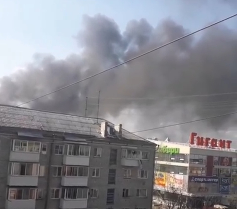Черный дым от сильного пожара был виден из всех уголков Биробиджана скриншот видео в соцсети
