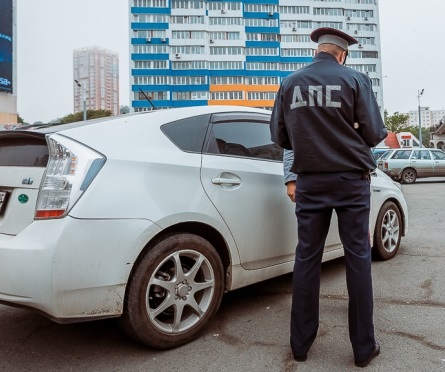 В Якутии водитель иномарки с тонированными стеклами пытался откупиться от инспектора ИА PrimaMedia