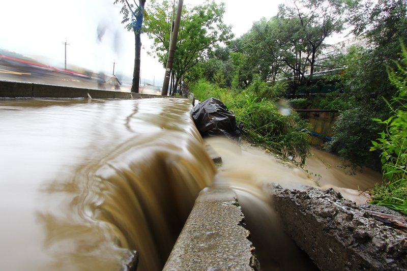 Из-за сильного дождя в Мостовском районе Кубани подтоплены более 250 дворовых территорий Автор: Антон Балашов, ИА PrimaMedia